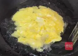 Illustration of how to make rice cake slices with cabbage in clear soup 4 