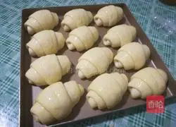 Illustration of making small bread rolls 18