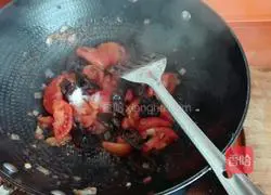 Fried eggs with tomatoes and fungus Illustration of how to do it 12