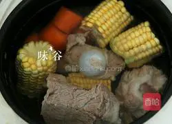Illustration of how to make carrot and corn tube bone soup 3