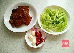 Illustration of how to stir-fry celery and dried celery 1