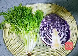 Illustration of how to make purple cabbage mixed with bitter chrysanthemum 1