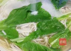 Illustration of how to make shredded pork hot noodles 8