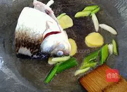 Illustration of how to make crucian carp head tofu soup 4