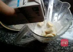 Illustration of how to make banana milk 2