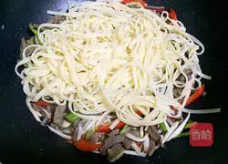 Illustration of how to make fried pasta with black pepper steak 11