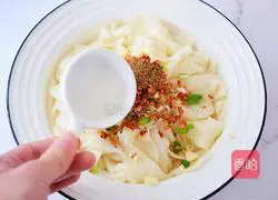 Dumplings Illustration of how to make oily skin and noodles 12