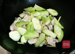 Illustration of how to make loofah meat soup 4