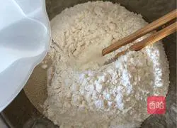 Illustration of how to make large flower rolls 4