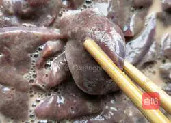 Illustration of how to make vegetable leaf pork liver paste 1