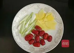 Illustration of how to make beef bone and lotus root soup 1