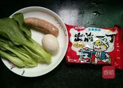 Illustration of how to make ham sausage, egg and vegetable noodles 1