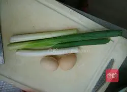 Illustration of how to make scrambled eggs with green onions 1