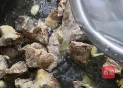 Illustration of how to make pork ribs and corn soup 7