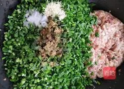 Illustration of how to make leek, shrimp and fresh meat dumplings 3