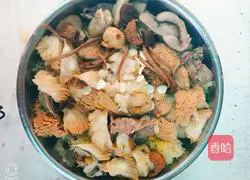 Illustration of how to make Fish Maw, Matsutake, Monkey Mushroom, Tremella and Double Apricot Old Hen Soup 5