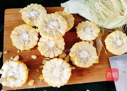 Illustration of how to make mushroom, corn and beef bone soup 11