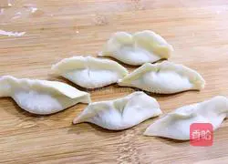 Illustration of how to make celery and pork dumplings 17