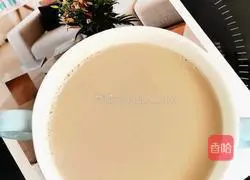 Illustration of how to make caramel milk tea 6