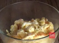 Illustration of how to make scrambled eggs with green and red peppers and mushrooms 7