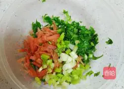 Illustration of how to make celery leaf egg pancake 3