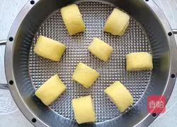 Illustration of how to cut steamed buns with two-color knife 10