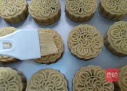 Illustration of how to make egg yolk and bean paste mooncakes 16