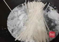 Illustration of how to make egg noodles in sour soup 7