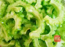 Illustration of how to make bitter melon and fried meat 1