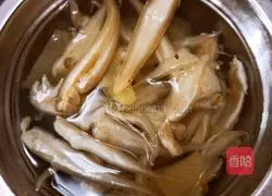 Illustration of how to make fish maw, abalone and chicken casserole 1