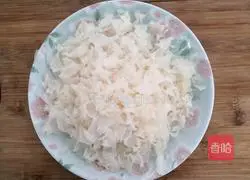 Illustration of how to make red dates, snow pear and white fungus soup 2