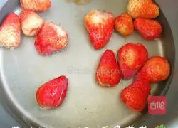 Illustration of how to make strawberry rock sugar water 3