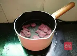 Illustration of how to make Codonopsis and Astragalus Beef Soup 4