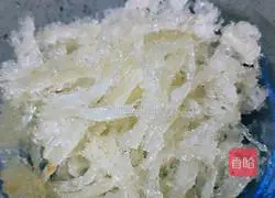 Illustration of how to stew bird's nest with wolfberry milk 7