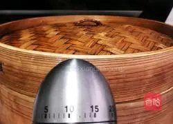 Illustration of how to make two-color flower rolls 23