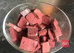 Illustration of how to make leek and pig blood soup 2