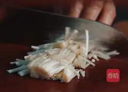 Illustration of how to make hot and sour beef soup 5