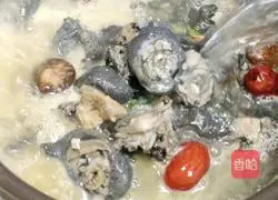 Illustration of how to make fragrant black-bone chicken soup 6