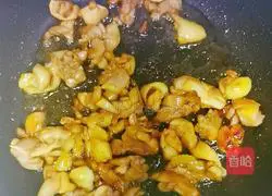 Drain the chicken leg meat and chicken juice Illustration of making noodles 6