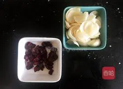 Illustration of how to make bird's nest, peach gum, white fungus and sugar water 1