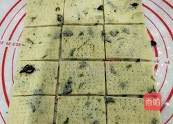 Illustration of how to make chive and seaweed soda crackers 12