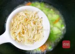 Illustration of how to make loofah, edamame and shrimp soup 10