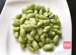 Illustration of how to make stir-fried diced chicken with edamame 2