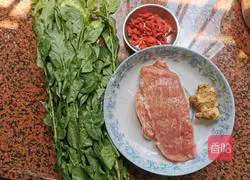 Illustration of how to make wolfberry leaf lean meat soup 1