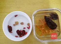 Illustration of how to make chicken soup with morels, cordyceps and flowers 1