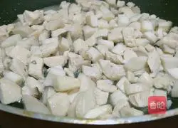 Illustration of how to stir-fry pork with king oyster mushroom 5