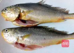Illustration of how to make steamed yellow croaker 1