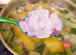 Illustration of how to make sweet kiwi and winter melon rind soup 7