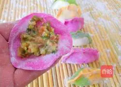 Illustration of how to make colorful dumplings during the Spring Festival 2