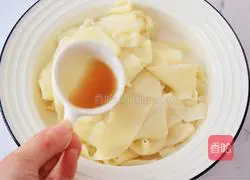 Illustration of how to make dumpling skin with oily noodles 7